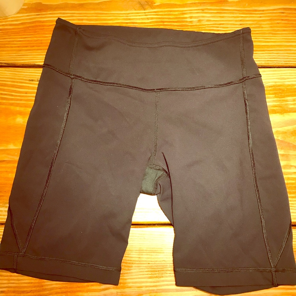 Size 8 lulu shorts with side pockets